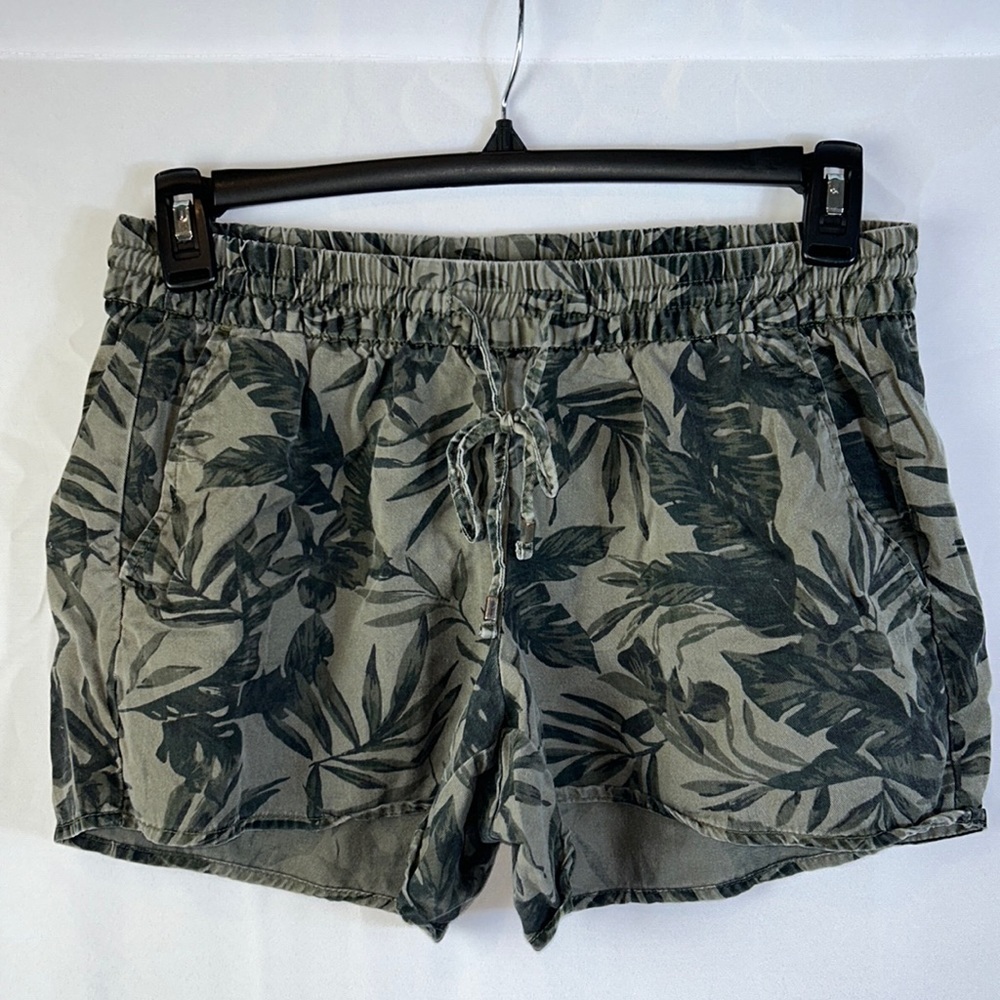 Old Navy Shorts Medium Camo Green With Palm Leave Gently Worn Elastic Waistband